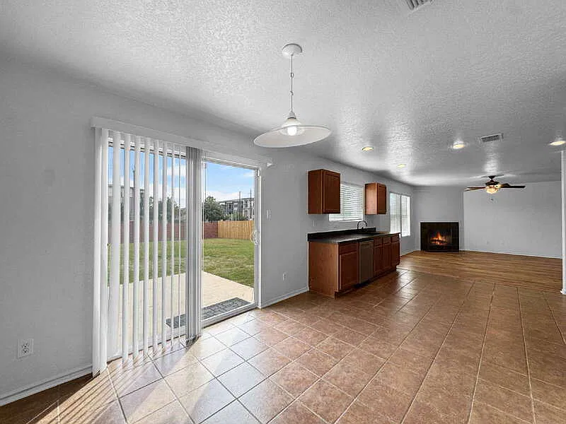4 bed, 2.5 bath, 2296 sqft, $1,795 — Photo 4