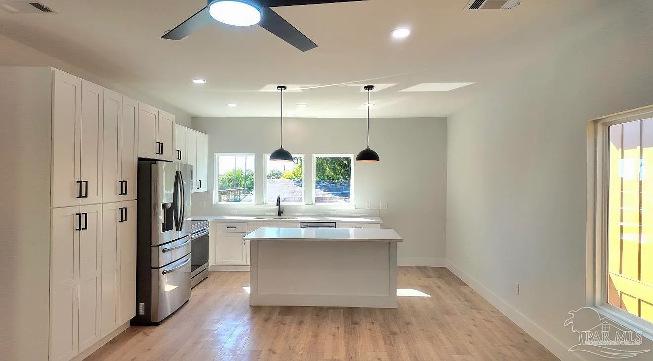 315 N Pace Blvd — Photo 3