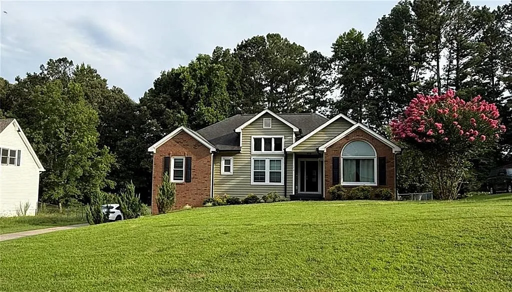 4 bed, 3.0 bath, 2424 sqft, $2,950 — Photo 3