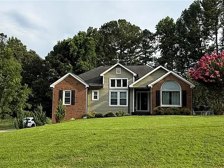 154 Camden Woods Dr — Photo 3