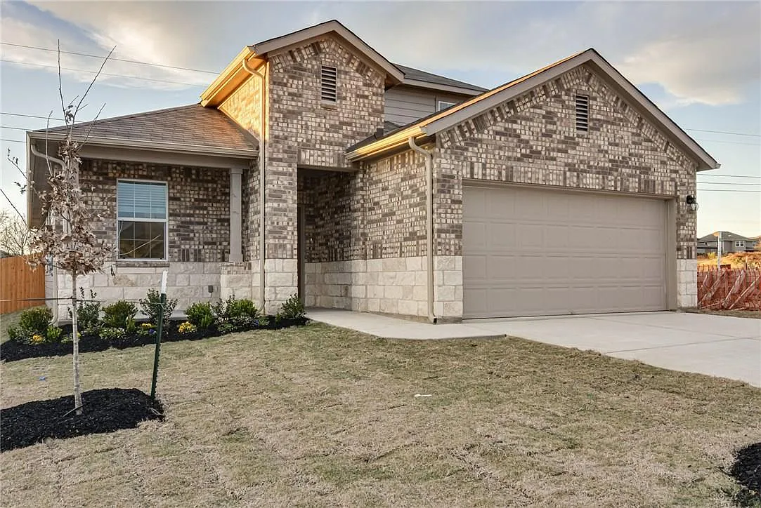 4 bed, 3.0 bath, 2321 sqft, $2,400 — Photo 2