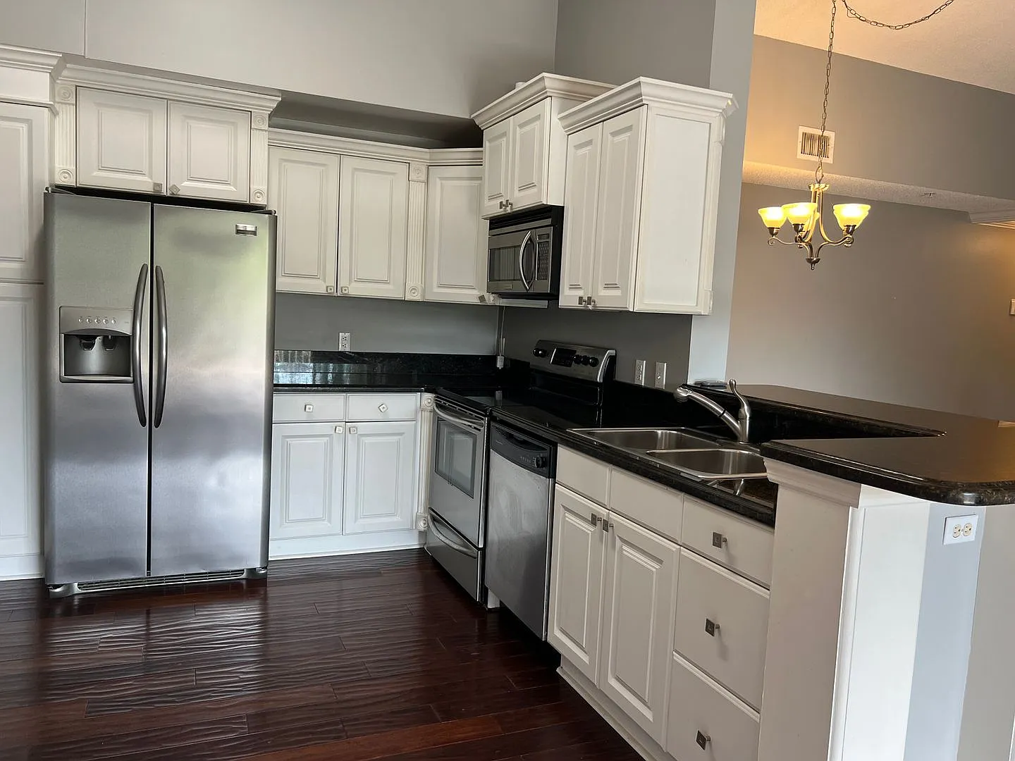 Georgeous College Town 2/2 split floorplan — Photo 2