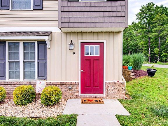 2nd image of 9 Squire Cir