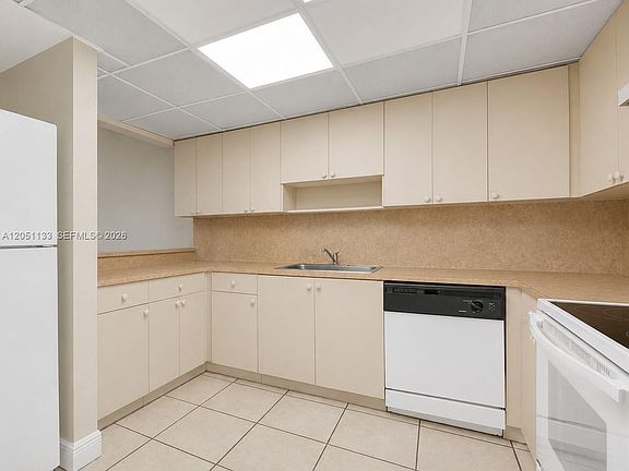 3rd image of 6940 Miami Gardens Dr #1-531