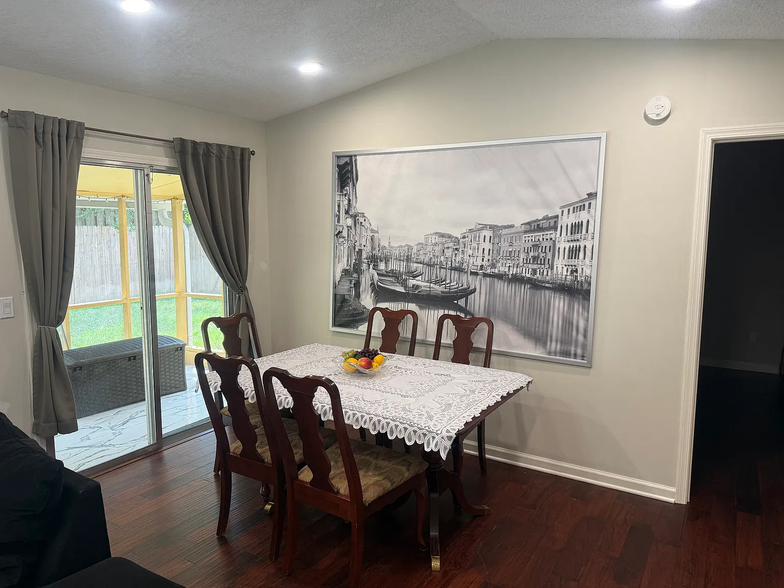 4 bed, 1338 sqft, $2,300 — Photo 3