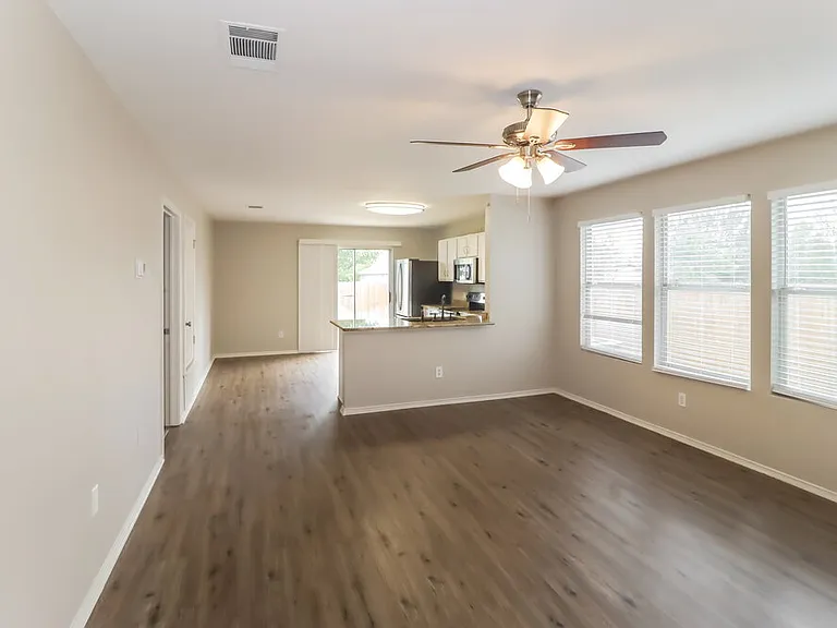 510 Riverway Ln — Photo 3