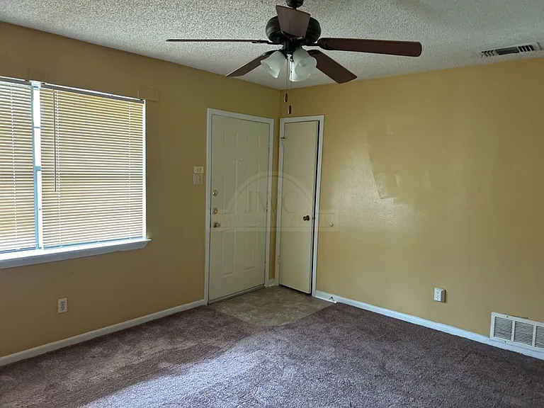 820 Michelle Dr — Photo 2