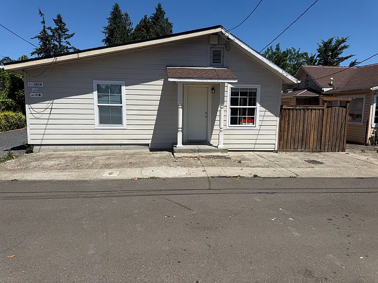 131 NE Florist Ln — Photo 1