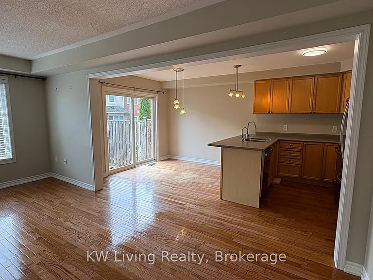52 Dougherty Cres — Photo 5