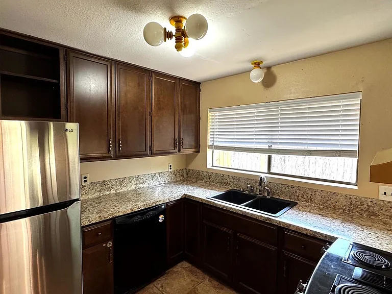 2506 Valley Dr — Photo 6