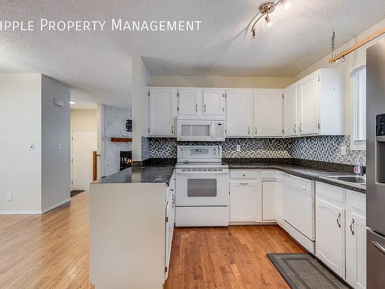63 Woodglen Close SW #UPPER — Photo 3