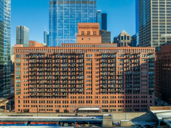 165 N Canal St APT 916, Chicago, IL 60606