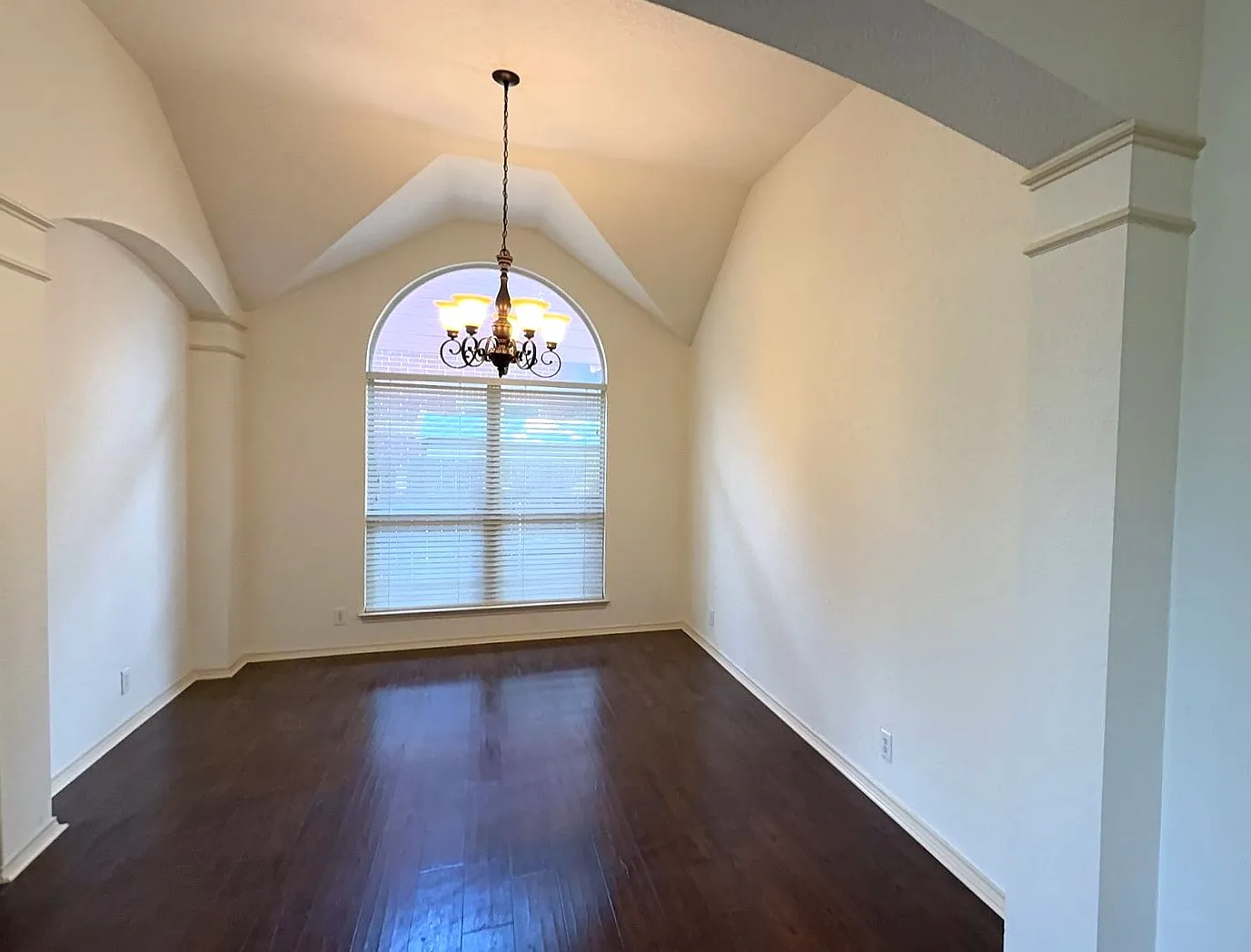 4 bed, 2472 sqft, $2,900 — Photo 3