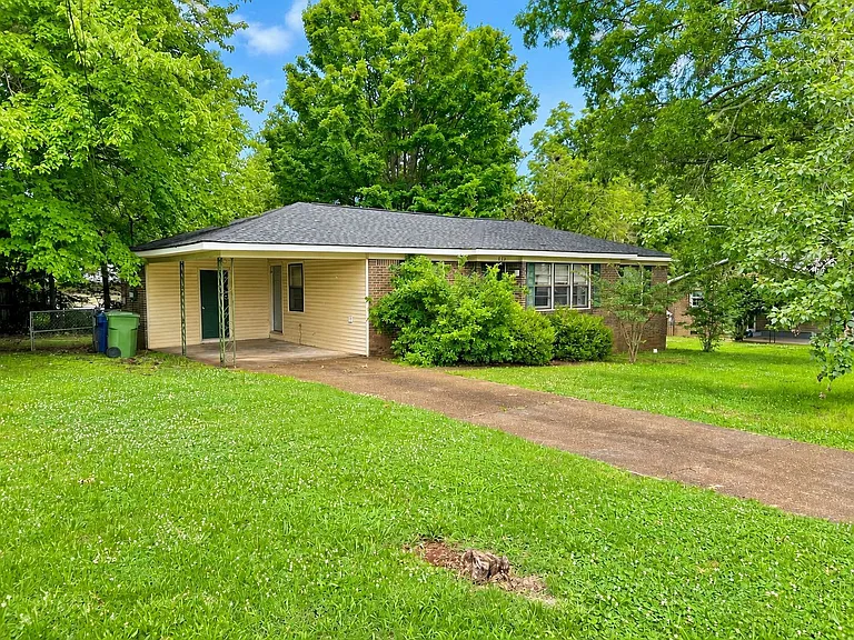 620 Austin Dr NW — Photo 1