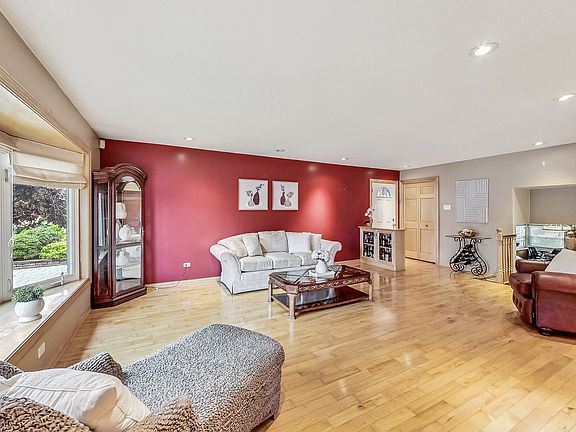 5th image of 325 Bellaire Ave
