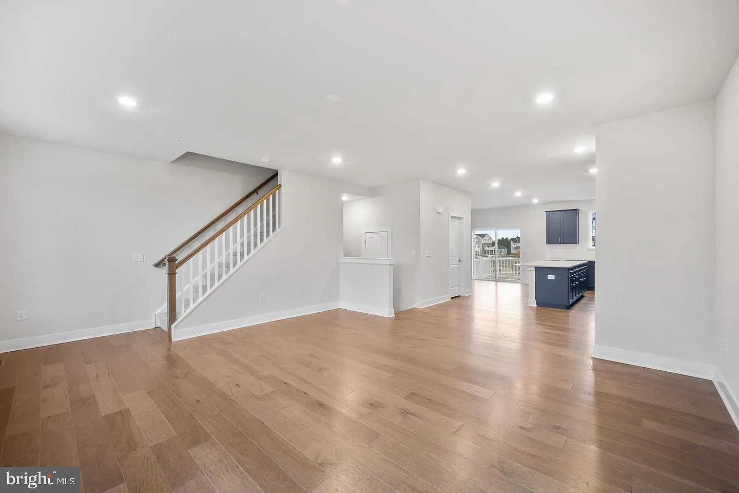 3 bed, 3.0 bath, 2176 sqft, $3,300 — Photo 4