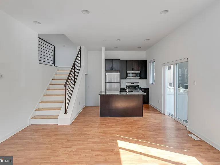 228 W George St #218 — Photo 4