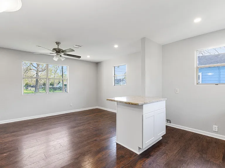 986 Dewalt St — Photo 14