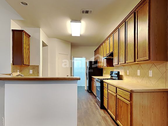 3rd image of 1610 Lakeside Dr