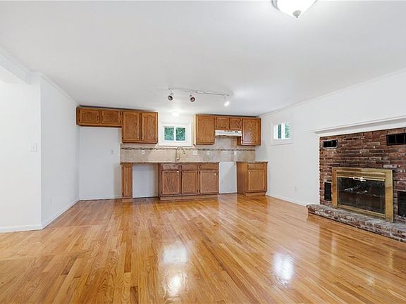 2nd image of 61 W Warwick Ave