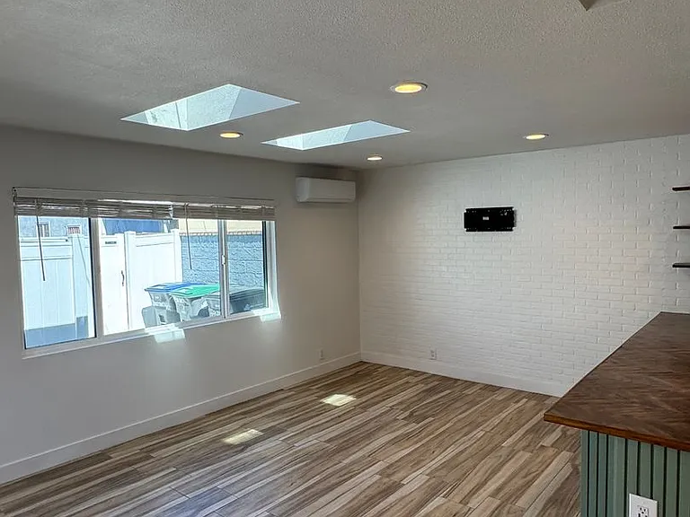 !! Move-In Special !! Cozy Carson Back House With Skylights & Washer/Dryer — Photo 4