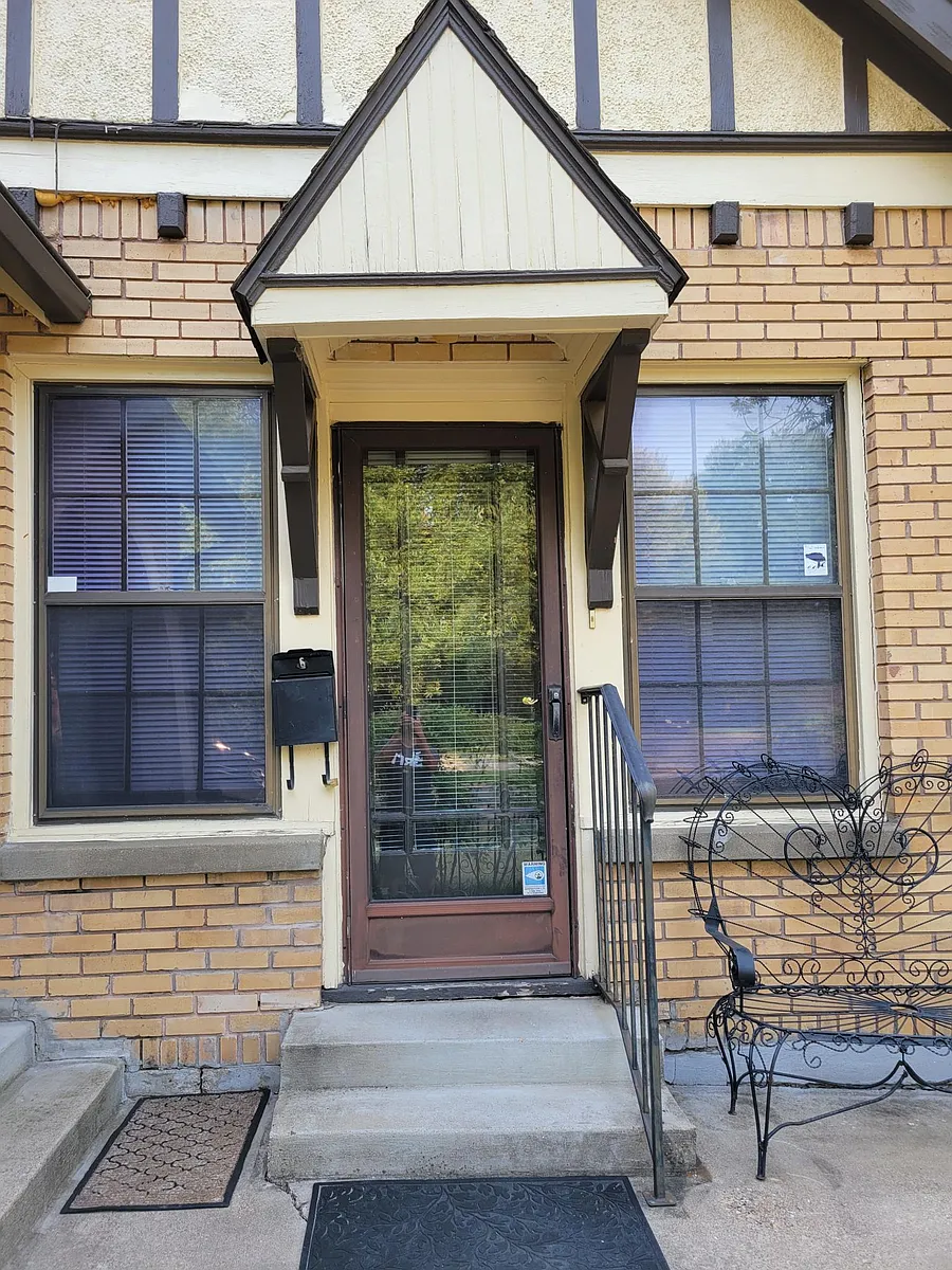 Duplex entrance - 133 N Montclair Ave