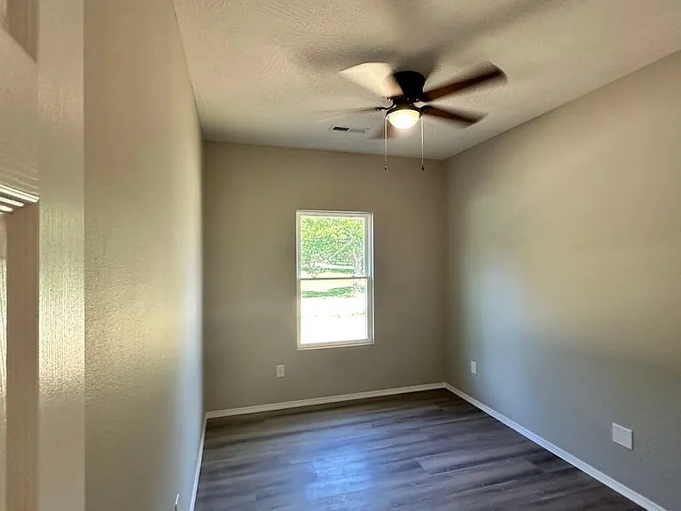 590-588 N Airport Rd — Photo 10