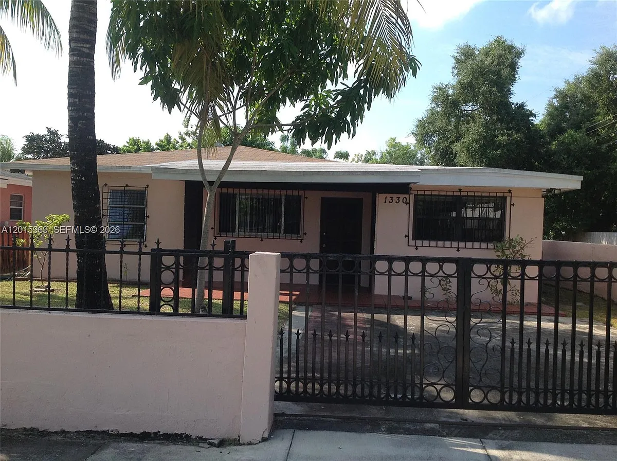 Building Photo - 1330 NE 153rd St #2