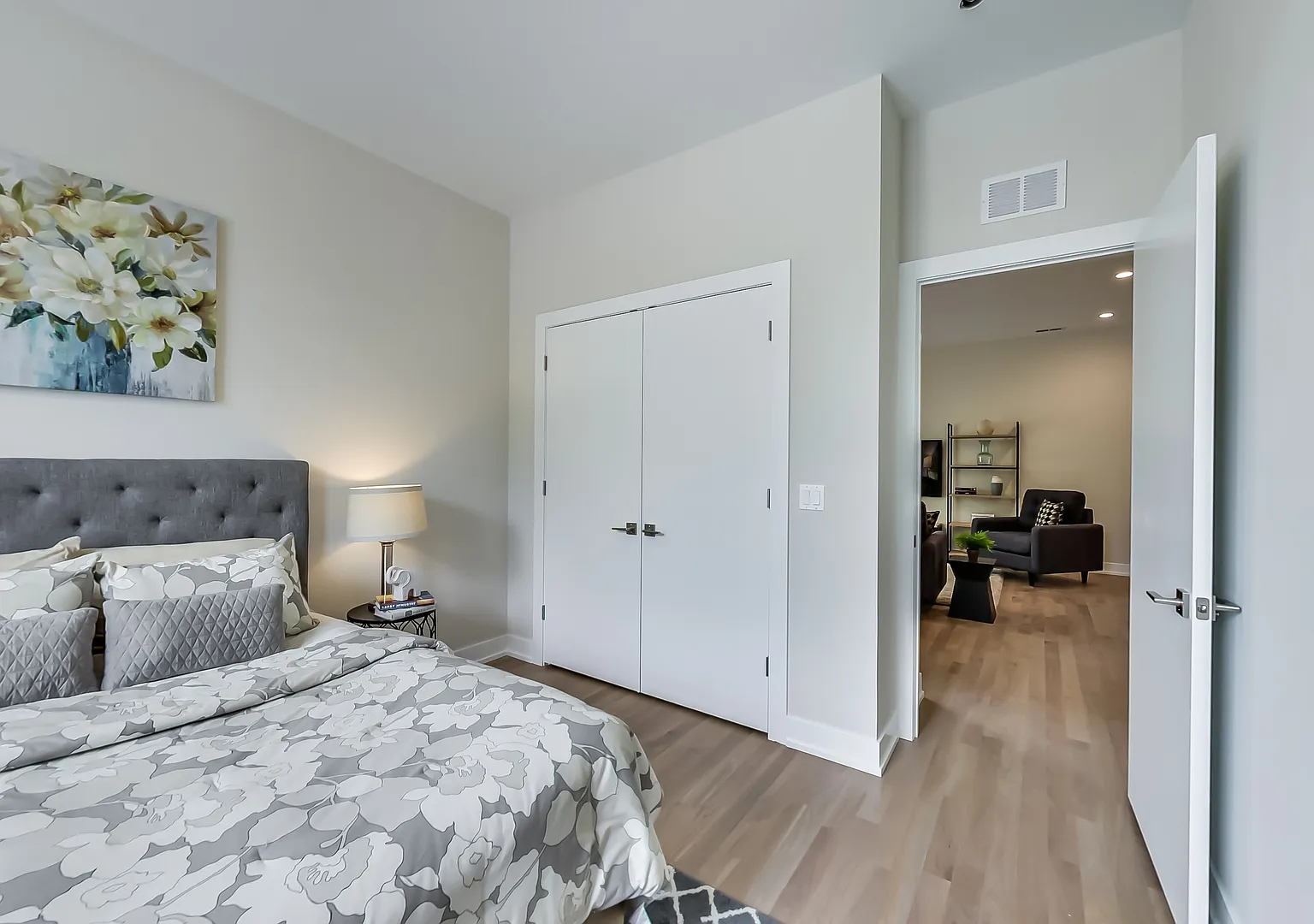 3204 North Clifton Avenue — Photo 3