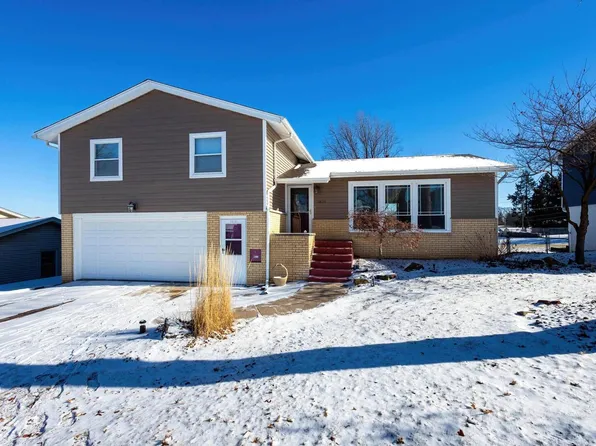 2825 Pacific St, Davenport, IA 52804