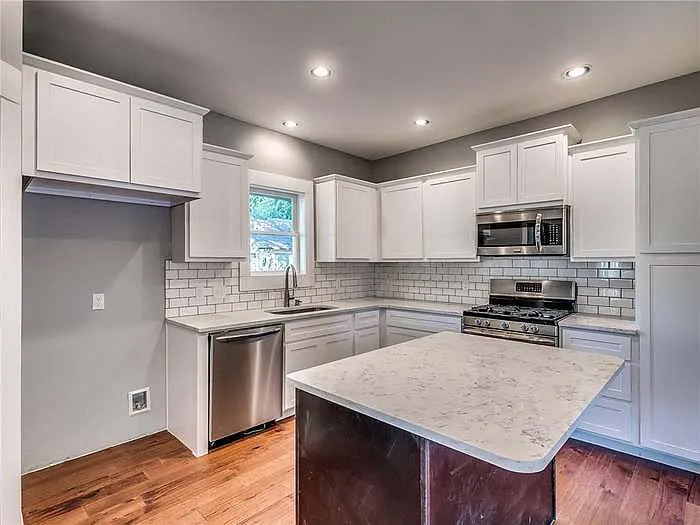 2213 N Shartel Ave — Photo 14