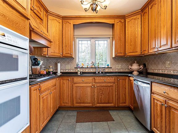 5th image of 323 Amityville St