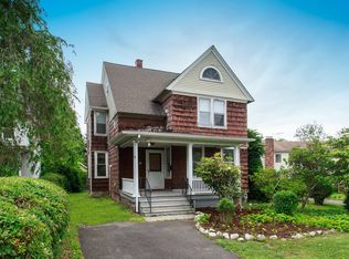 10 Cross Ln, Cos Cob, CT 06807