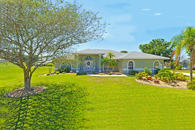 3 bed, 2.0 bath, 2125 sqft, $3,350 — Photo 2