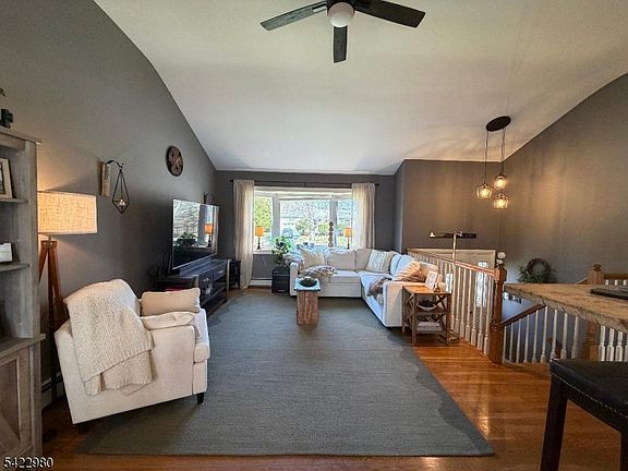 3rd image of 23 Rosemont Rd