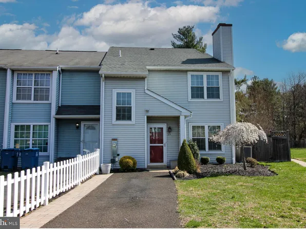 29 Bark Hollow Ln, Horsham, PA 19044