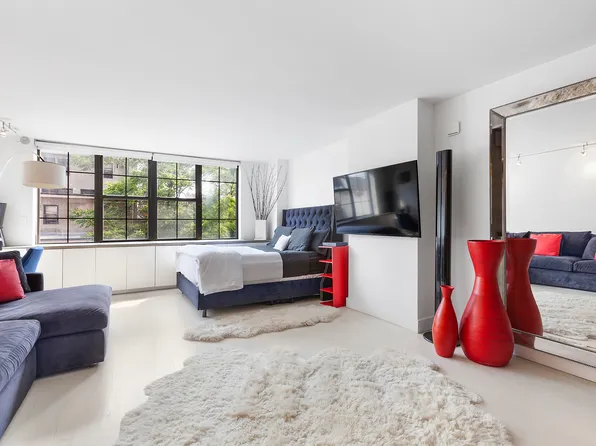 222 West 14th Street image 1 of 8