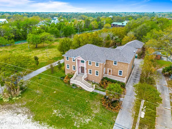 518 S Beach Blvd, Waveland, MS 39576