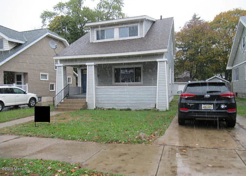1834 Collins Ave SE photo 1