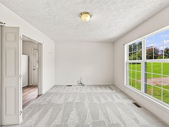 5th image of 104 Pine Forest Dr