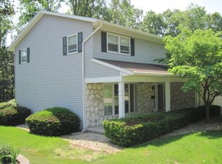 2107 Meadowlake Dr, Charleston, IL 61920