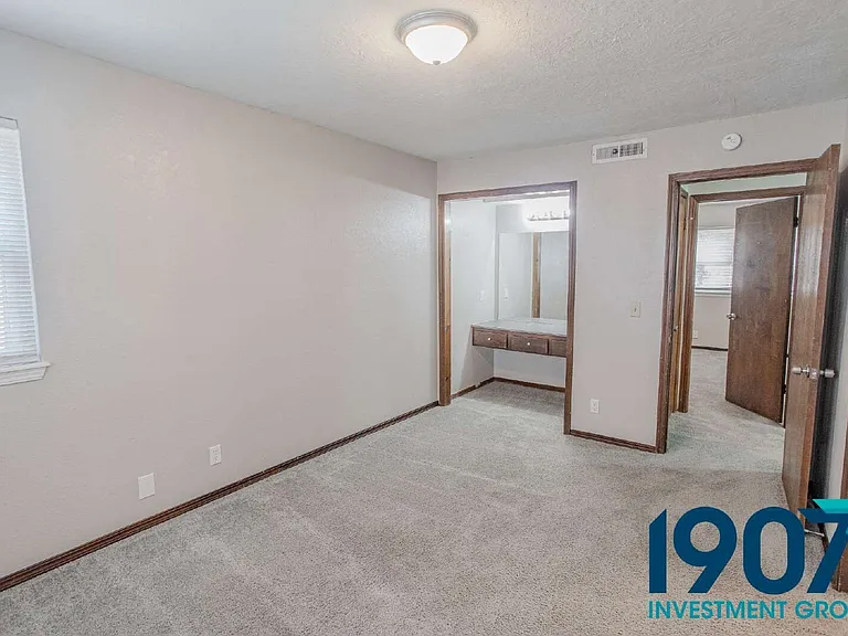 1247 W Huntington Way #A — Photo 14