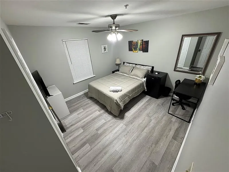 10 bed, 4500 sqft, $7,500 — Photo 2