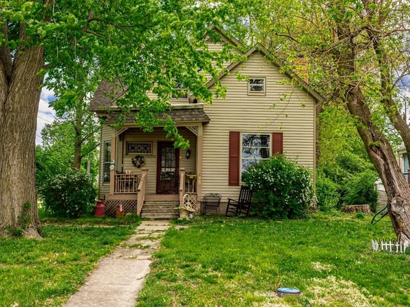 538 N 3rd St, Girard, IL 62640