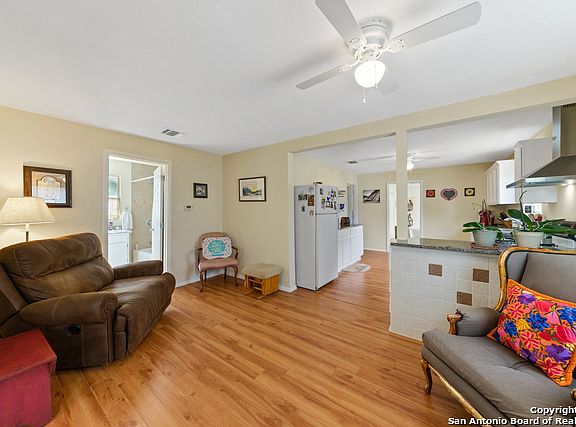3rd image of 826 W Malone Ave