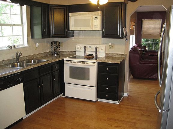 3rd image of 912 Whisper Hollow Dr