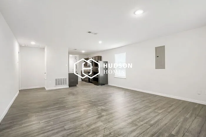 2627 Pine St — Photo 5