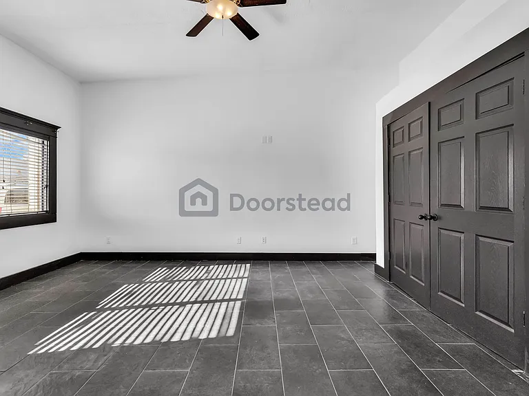 1803 E Yandell Dr — Photo 26