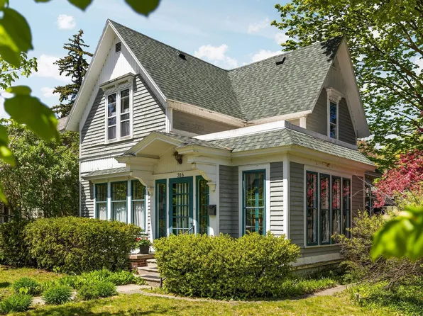 316 7th St, Traverse City, MI 49684