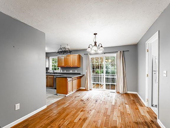 5th image of 266 Donna Ave